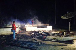 Rumah semipermanen hangus terbakar