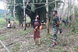 Sikap humanis Anggota Satgas TMMD ke 110 pikat hati anak-anak Pengkadan