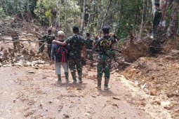 Anggota Satgas TMMD Kodim 1206/PSB membersihkan kayu tumbang di jalan