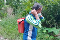Sukseskan TMMD, Camat Pengkadan ikut angkut material pasir
