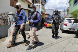 Densus 88 geledah rumah pelaku bom Katedral Makassar