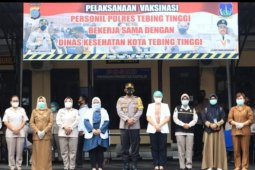 Personel Polres Tebing Tinggi divaksin