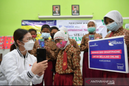 XL Axiata donasikan 500 gawai dan paket data ke siswa miskin