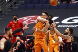 Devin Booker memimpin Suns raih kemenangan atas Charlotte lewat overtime