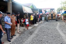 Bupati Tanjabbar cek perbaikan jalan yang rusak