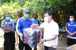 Bupati "hadiahi" seragam baru kepada Tagana Klungkung