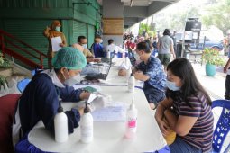 30 "pasar krempyeng" di Kota Surabaya gelar vaksinasi COVID-19