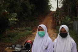 Dua siswi SMA Pengkadan ucapkan terima kasih kepada Personil TMMD