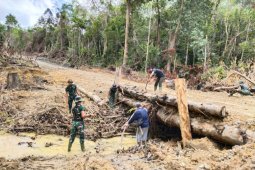 Satgas TMMD 110 Putussibau ajak warga perbaiki saluran air