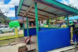 Polesan tangan anggota Satgas  TMMD 110 Putussibau menyambut Ramadhan