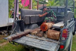 Tolong warga ,Satgas TMMD 110  Kodim Putussibau angkutkan kayu