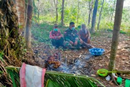 Obrolan santai bersama warga di lokasi TMMD ke-110 Kodim 1206/PSB