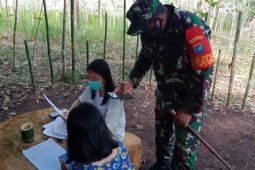 Dansatgas TMMD 110 Kodim 1206/PSB dampingi anak-anak belajar bersama