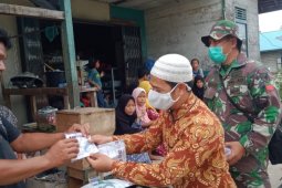 Satgas TMMD Kodim 1206/PSB bersama Kades Hulu Pengkadan bagikan masker