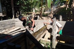 Junaidi berbagi ilmu pertukangan dengan anggota Satgas TMMD