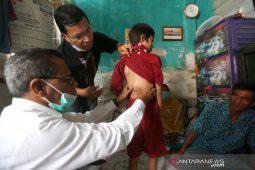 Ketua DPRK Kunjungi Bocah Kelainan Tulang Punggung
