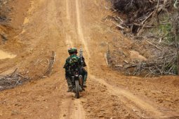 Dengan semangat Satgas TMMD Kodim 1206/PSB pantau komdisi jalan