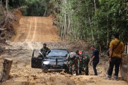 Lalui medan sulit dan penuh perjuangan, Dansatgas TMMD Ke 110 Kodim 1206/PSB cek progres pembukaan jalan