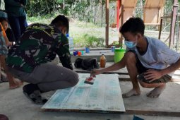 Satgas TMMD bantu mengecat papan nama Digital Corner