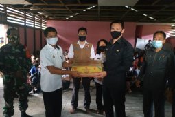 Bupati Kapuas Hulu serahkan bantuan korban banjir Landau Rantau