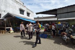 Kapolres Binjai bagi masker kepada warga