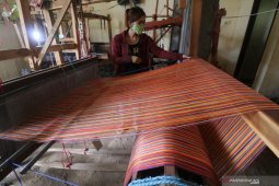 Produksi Sarung Tenun Ikat