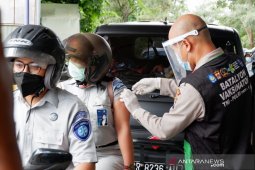Polres Sumbawa layani vaksinasi masyarakat secara "drive thru"