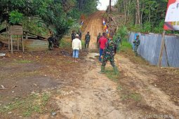 Satgas TMMD Kodim 1206/PSB dan warga bahu membahu perbaiki jalan