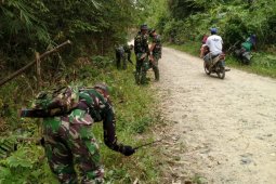 Satgas TMMD Kodim 1206/PSB bersama masyarakat bersihkan jalan