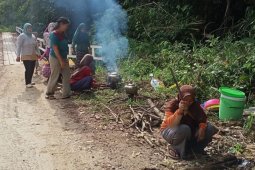 Disaat karya bakti anggota TMMD dapat dukungan dari ibu-ibu