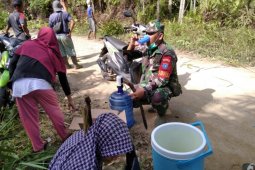 Ibu-ibu tukar pikiran bersama prajurit TMMD ke-110 Kodim 1206/PSB