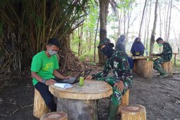 Satgas TMMD 110 Putussibau Ajarkan Anak Sekolah Kerjakan Tugas