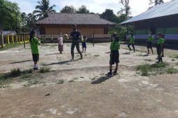 Satgas TMMD menghibur hati bermain bersama anak-anak