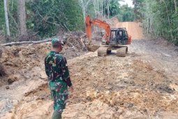 Finishing, Penimbunan Jalan Berlumpur Oleh Satgas TMMD 110 Kodim 1206/PSB