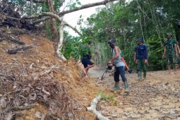 Satgas TMMD Ke 110 bersihkan pohon yang halangi badan jalan