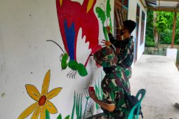Satgas TMMD melukis mural kembangkan kreatifitas anak perbatasan