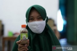Jadi mitra binaan PT Timah, Tri Nurjanah tingkatkan produksi Rusip Mak Lela