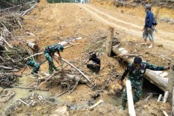Satgas TMMD Kodim 1206/PSB antusias bersama warga bersihkan gorong  saluran air