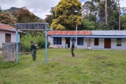 Satgas Kodim 1206/PSB bersihkan halaman Sekolah Paud