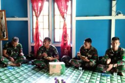 Satgas TMMD Kodim 1206/PSB di hari terahir makan bersama di rumah Kadus