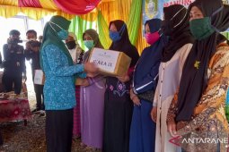 RT 08 juara lomba tumpeng antar RT