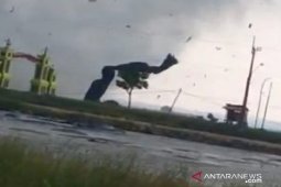 Angin puting beliung melanda Sumenep, sejumlah bangunan porak-poranda