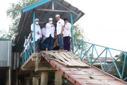 Lihat halte sungai sudah lapuk, Bupati Tanjabbar fasilitasi perbaikan
