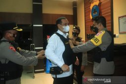 Keakraban Wali Kota dan Kapolres saat pasangkan rompi