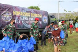 Kopassus bagikan 2.000 paket sembako bagi warga terdampak COVID-19