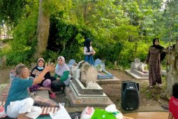 Ziarah kubur KBB Palu pererat silaturahmi dan buat keceriaan