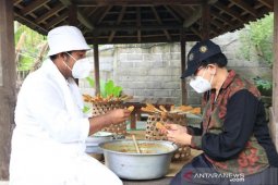 Putri Koster bareng "ngelilit" sate di Bali Moela-Tejakula