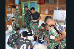 Syukuran kecil-kecilan tanda berakhirnya kemanunggalan TNI dan rakyat