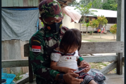 Satgas TMMD 110 Kodim 1206/Psb gendong Eling suasana menjadi haru