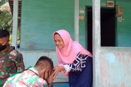 Anggota Satgas TMMD 110 Kodim 1206/PSB berpamitan kepada warga